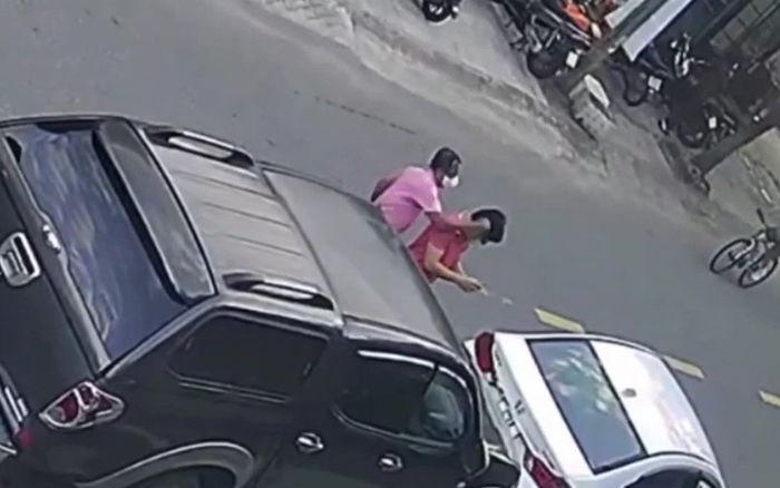 Clip: Đâm đuôi xe con, tài xế xe bán tải còn ngang ngược lao vào đấm đối phương túi bụi ngay giữa đường