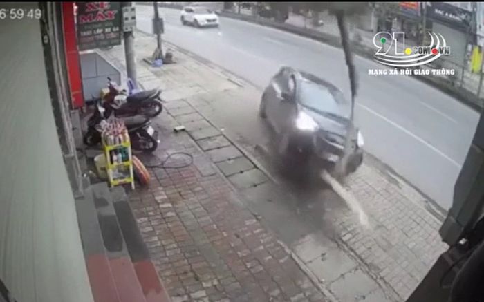 Clip: Ô tô bất ngờ mất lái lao lên vỉa hè tông đổ cây