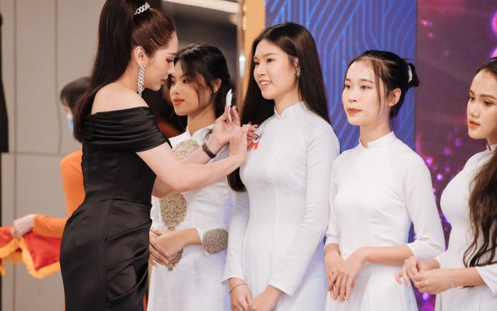 Hoa hậu Đặng Thu Thảo 'tái xuất' khoe sắc rạng rỡ, đi chấm thi sắc đẹp tuổi teen