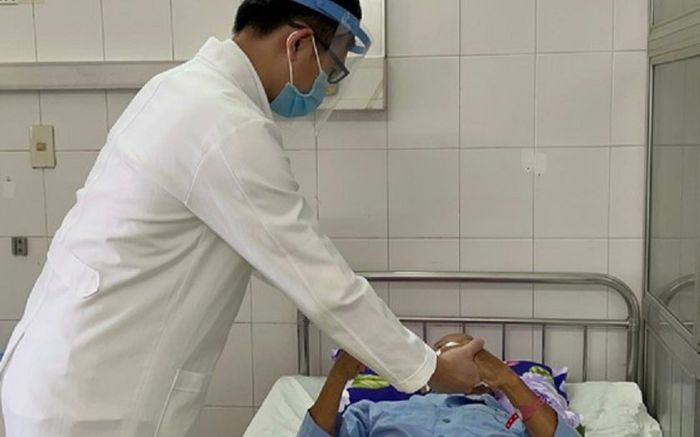 Mắc bệnh trầm cảm, cụ ông 70 tuổi tự đóng cây đinh vào đỉnh đầu