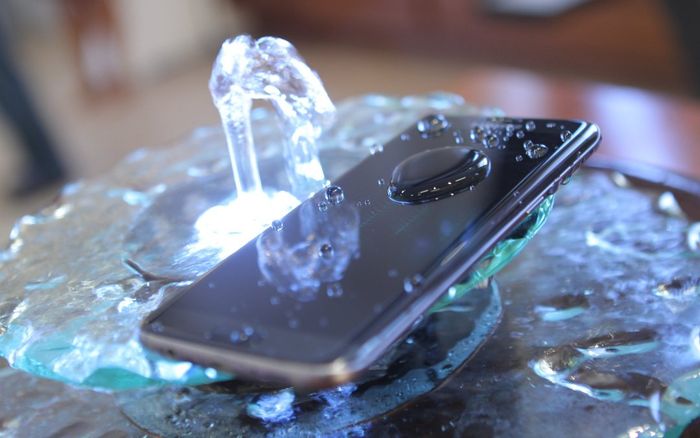 Khả năng chống nước của smartphone có 'thần thánh' như quảng cáo?