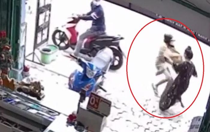 Clip: Vào quán giả vờ mua điện thoại, cặp đôi bị nữ chủ quán tóm sống