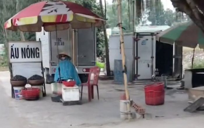 Ghé dọc đường mua ấu nóng, khách hàng giật bắn mình khi biết danh tính 'cô bán hàng'