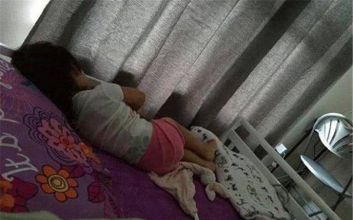 Con gái 6 tuổi ngủ phòng riêng liên tục than bị 'người lạ' chèn ép, mẹ sững người sau khi lắp camera
