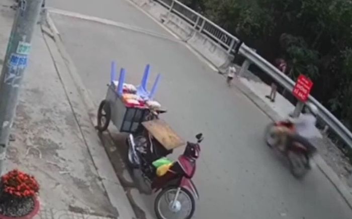 Clip: Em bé băng sang đường bị xe máy tông trúng, người mẹ chỉ kịp hốt hoảng nhìn theo