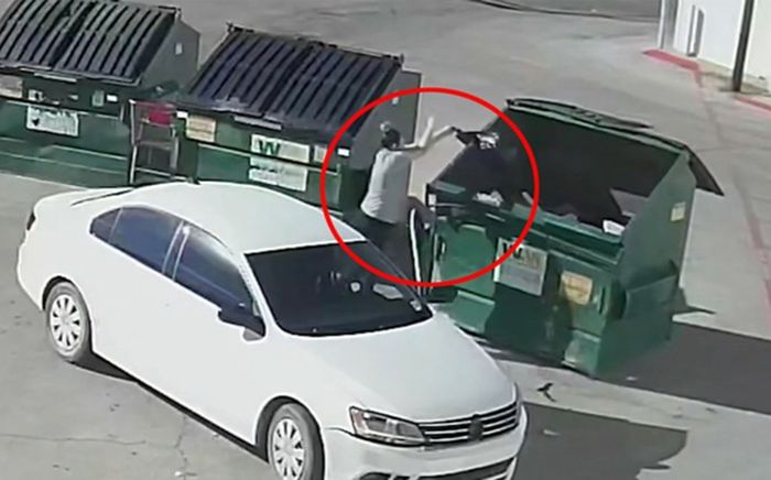 Đi lục thùng rác thì nghe tiếng khóc từ chiếc túi bị vứt, người dân phát hiện cảnh tượng kinh hoàng