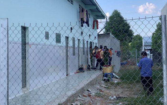 Thấy mùi hôi thối từ phòng trọ khóa trái, người dân bàng hoàng khi nhìn qua khe cửa liền báo công an