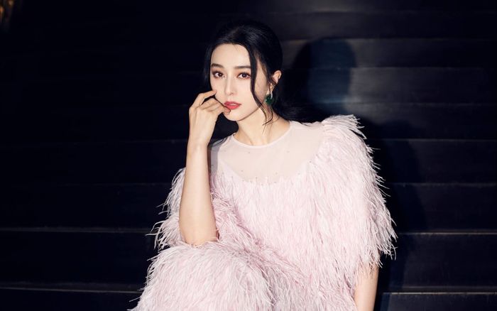 Phạm Băng Băng đẹp nức lòng với đầm lông vũ: Khí chất sang trọng mãi đỉnh!
