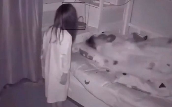 Nửa đêm đang ngủ, người mẹ trẻ giật bắn mình khi thấy 'bóng trắng' xõa tóc đứng cạnh giường