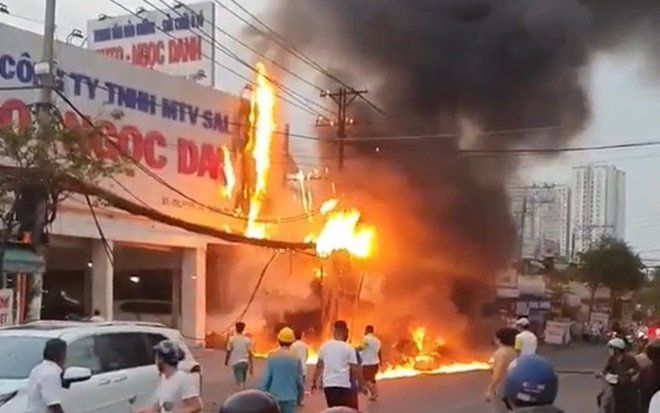 Clip: Trạm điện bốc cháy dữ dội lan sang gara ô tô khiến xế hộp tiền tỉ bị cháy sém