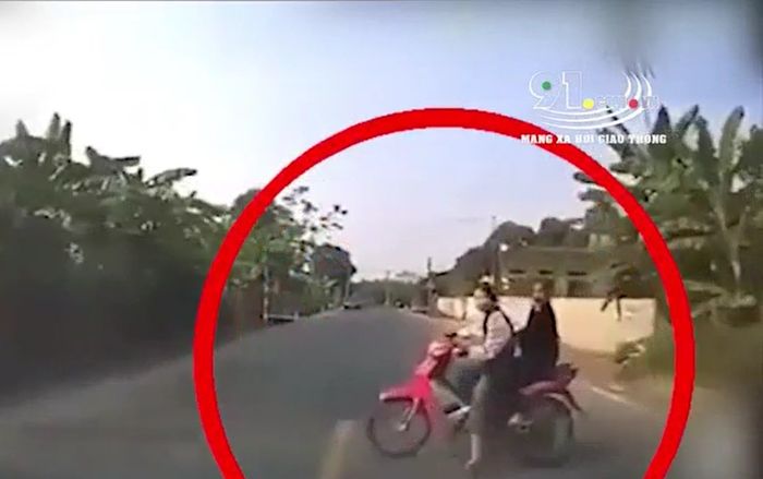 2 nữ sinh bất ngờ quay đầu xe máy bị ô tô tông văng, dân mạng tranh cãi nảy lửa: Ai sai ai đúng?