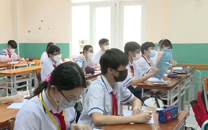 Dân mạng cười lăn trước khoảnh khắc 2 nam sinh có hành động kỳ lạ trong lớp ngay trên sóng truyền hình