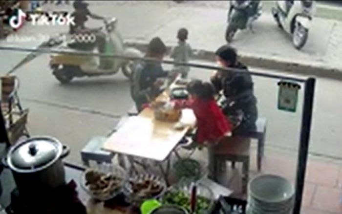 Clip: Tông trúng bé trai chạy nhanh qua đường, thanh niên bị 2 người đàn ông hùng hổ lao vào đánh tới tấp