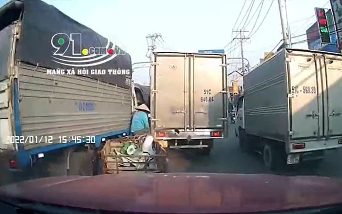 Clip: Kẹp giữa 2 xe tải sau cú tông bất ngờ, người đàn ông thoát nạn thần kì
