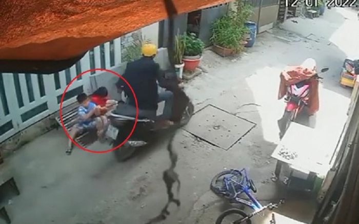 Ngồi chơi trước thềm nhà bị nam thanh niên giật điện thoại bất ngờ, bé trai hoảng loạn bật khóc gọi mẹ