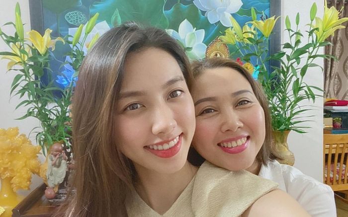 Thùy Tiên tiết lộ lý do mẹ ruột lủi thủi bắt xe ôm về 1 mình sau sự kiện của con gái