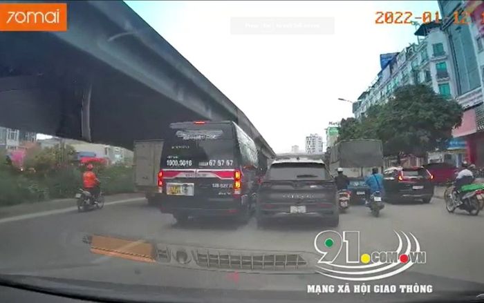 Clip: Ngán ngẩm cảnh 2 ô tô liên tục lạng lách, 'kèn cựa' nhau ngay giữa đường phố Hà Nội đông đúc
