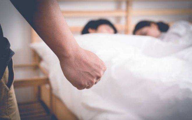 Con đi chơi về kể 'mẹ tắm cùng chú', người đàn ông điều tra thì sững sờ phát hiện sự thật