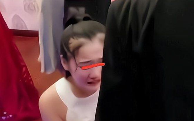 Cô gái khóc lóc xin quay lại trong hôn lễ của bạn trai cũ, nguyên nhân khiến dân mạng chỉ biết 'cạn lời'