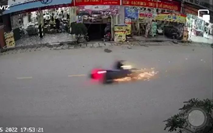 Thất kinh khoảnh khắc xe máy trượt dài trên đường, kéo lê 2 người sau va chạm khiến thai phụ tử vong