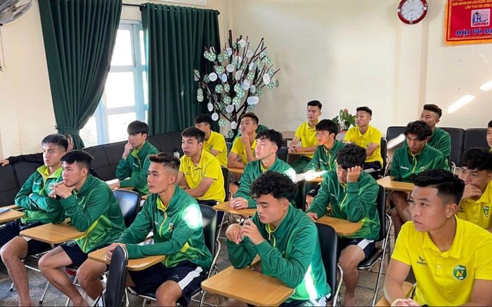 Đằng sau chuyện 49 cầu thủ của bầu Đức, bầu Hải làm tân sinh viên Đại học