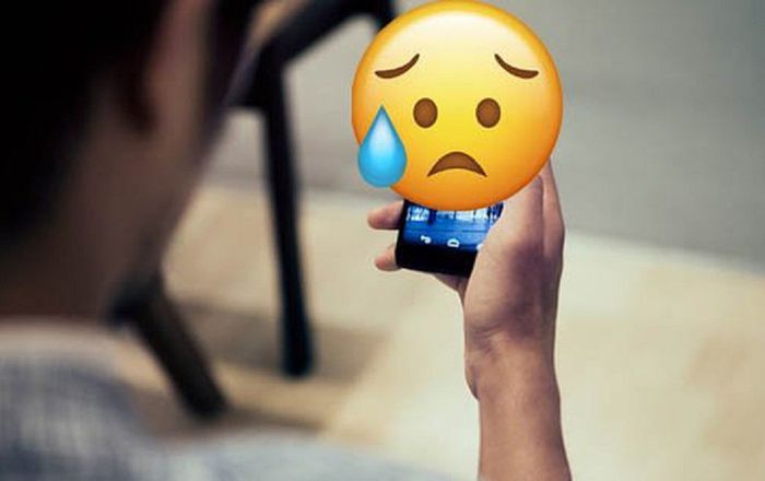 Em trai học lớp 4 nhờ sửa điện thoại bị chập chờn, anh họ điếng người khi thấy lịch sử tìm kiếm