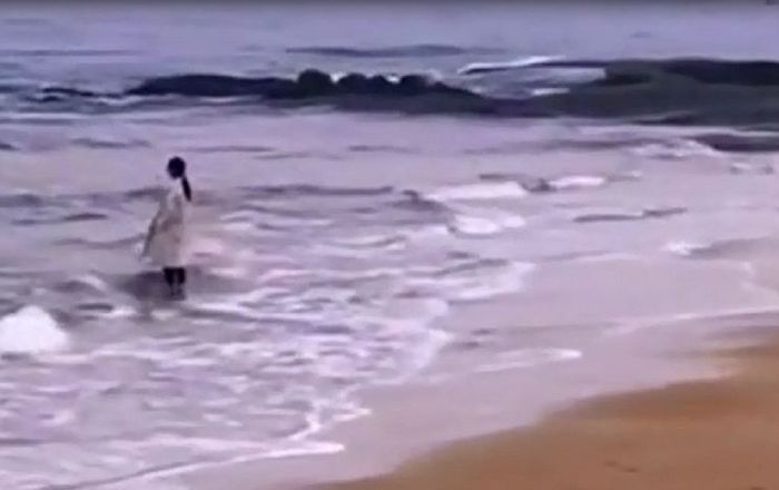 Cô gái liều lĩnh lao ra biển vì cãi nhau với bạn trai, phản ứng của anh chàng khiến ai nấy phẫn nộ