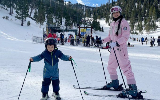 Dù mới 3 tuổi nhưng nhóc tỳ nhà Phạm Hương trượt tuyết khá điêu luyện