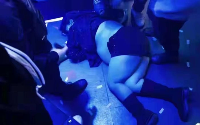 Cô gái say rượu nằm hớ hênh ở quán bar, cảnh lúc được 5 chàng trai 'hộ tống' về còn nản hơn