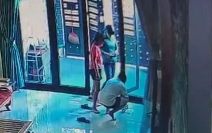 Bé gái lớp 3 ở nhà một mình bị người phụ nữ lạ mặt lừa đập 2 con heo đất lấy đi 40 triệu đồng