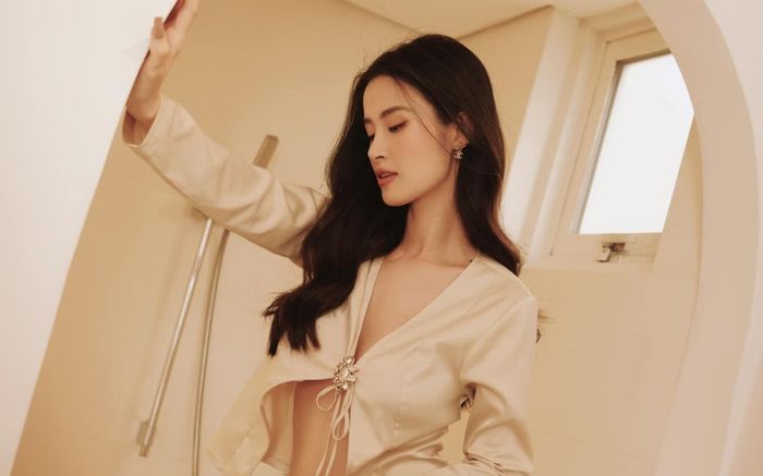 Đông Nhi đu trend áo chỉ cài một nút, táo bạo cực kỳ nhưng lại không hề phản cảm