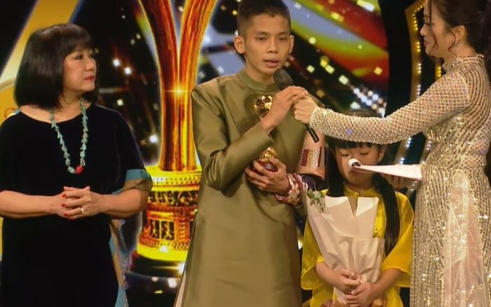 Con nuôi Phi Nhung đi nhận giải Mai Vàng, xin khán giả cùng làm một điều cho mẹ khiến ai cũng xúc động