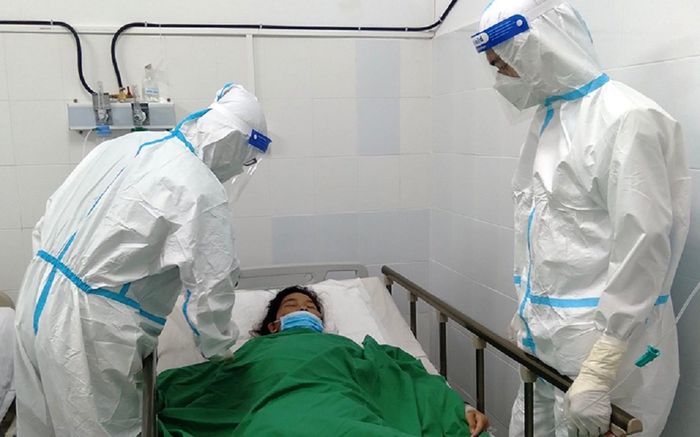 Cứu sống bệnh nhân nhiễm Covid-19 vỡ túi phình mạch máu não nguy kịch