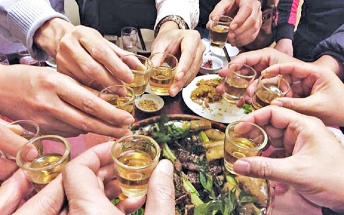 Bị ép uống rượu bia ngày Tết, ăn 5 món này trước khi nhập cuộc không còn lo say nữa