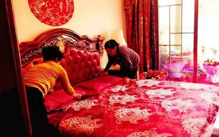 Vợ chồng mới cưới được 2 ngày, mẹ chồng làm trò 'quái đản' trên giường tân hôn, nàng dâu thấy mà choáng