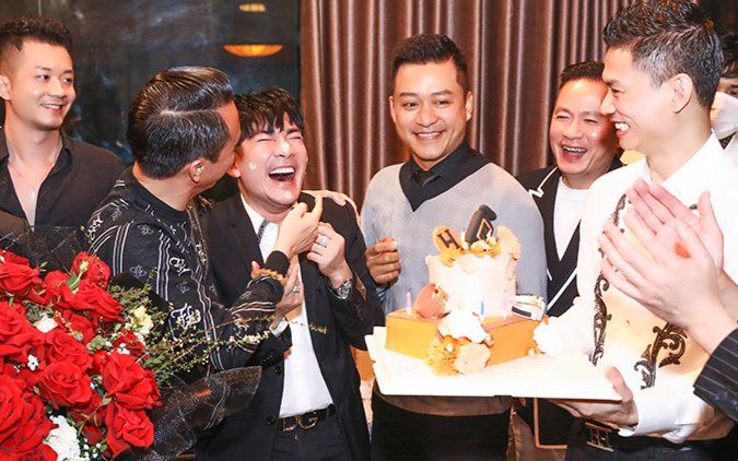Tuấn Hưng, Khắc Việt cùng anh trai bất ngờ tổ chức sinh nhật tuổi 41 cho Quang Hà