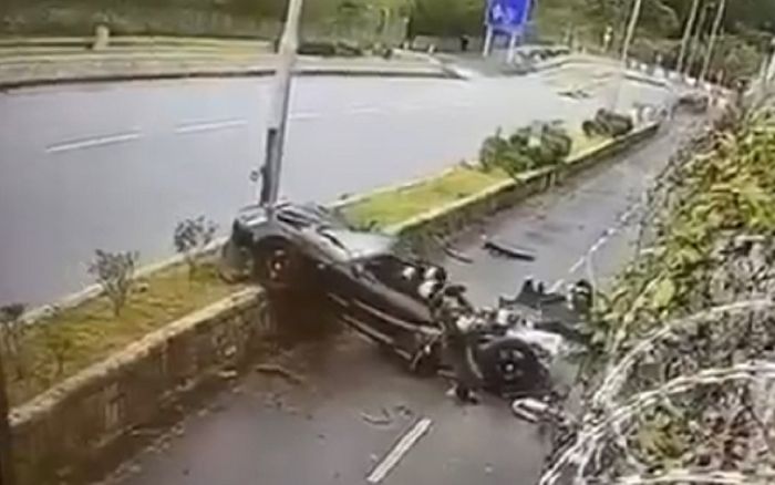 Ô tô tông cột điện vỡ thành nhiều mảnh, hình ảnh 2 thanh niên ngồi trong xe khiến nhiều người rùng mình