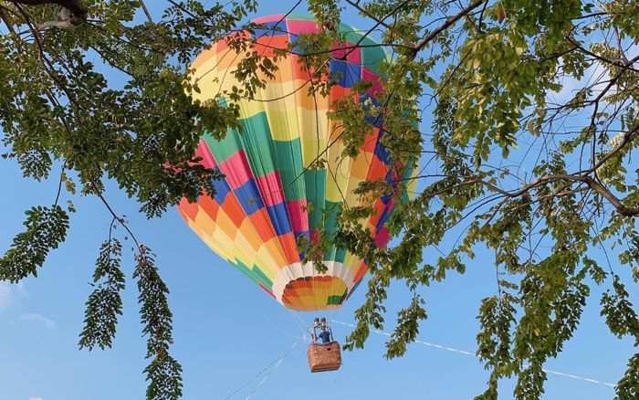 TP.HCM: Người dân thích thú ngắm nhìn khinh khí cầu rực rỡ