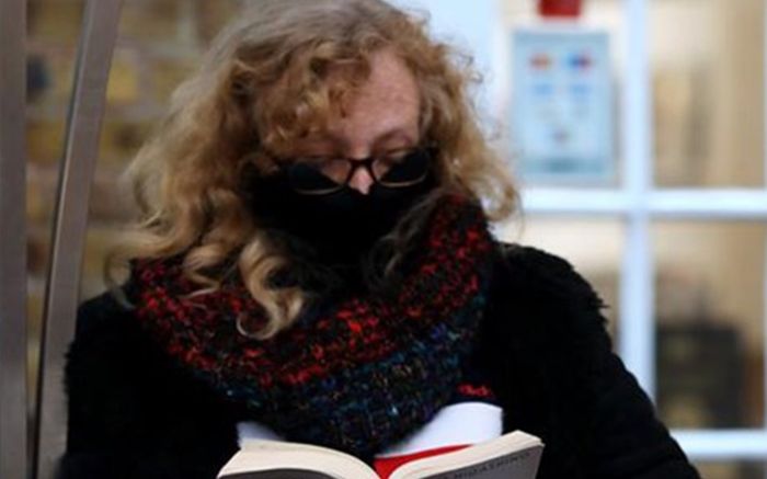 Một cô gái người Anh mắc Covid-19 tổng cộng 4 lần