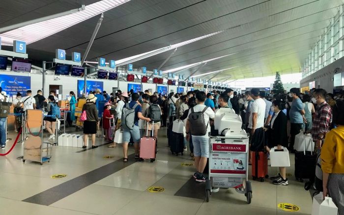 Gần Tết, sân bay và ga tàu tại TP.HCM đông nghịt người