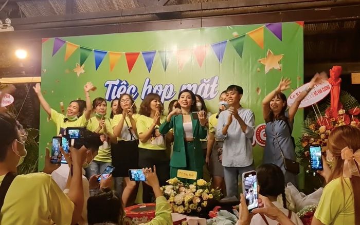 Hồ Văn Cường thân thiện giao lưu cùng fan trong tiệc cuối năm, không nhút nhát như lúc xảy ra biến cố