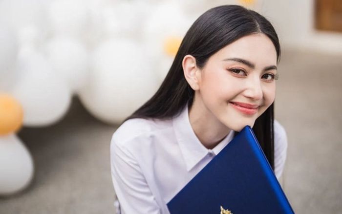 Ma nữ đẹp nhất Thái Lan trẻ như nữ sinh, hạnh phúc khi nhận bằng thạc sĩ