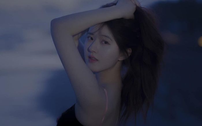 Triệu Lộ Tư diện đầm hở lưng, trang điểm sương sương vẫn đẹp không thể cưỡng lại