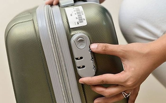 Vợ nghi ngờ chồng ngoại tình với bạn gái cũ lúc đi công tác, sững sờ khi kiểm tra vali