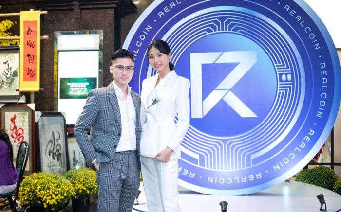 Người đẹp Đào Hà duyên dáng thanh lịch tại Leman Luxury, bên đồng tiền xanh Realcoin