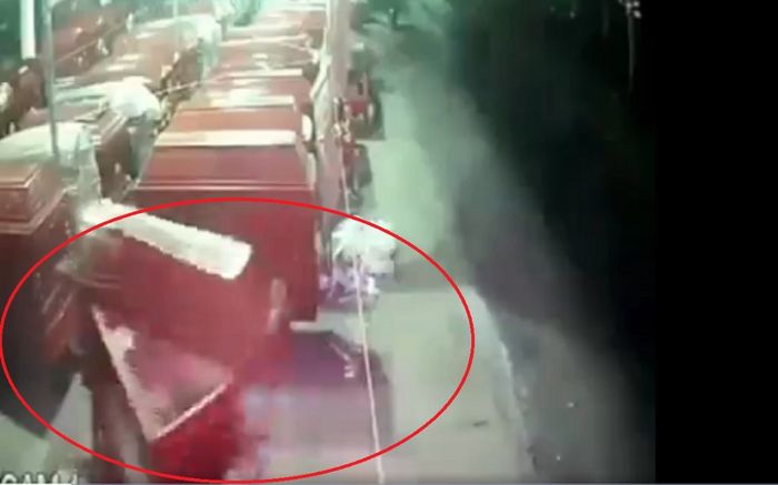 Clip: Nam thanh niên khiến nhiều người thót tim khi lái xe máy đâm sầm vào chiếc quan tài