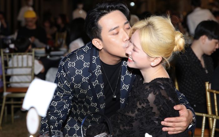 Trấn Thành ngọt ngào ôm hôn, nói lời đường mật với Hari Won nhưng câu chốt khiến netizen 'cười té ghế'