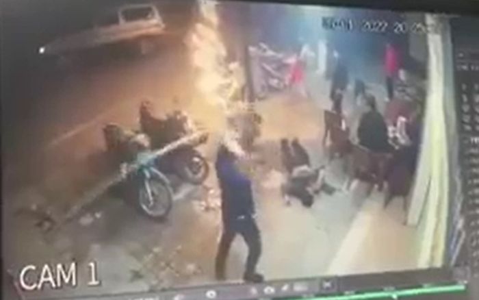 Clip: Người đàn ông bất ngờ bị đối tượng cầm gậy đánh liên tiếp vào đầu gục tại chỗ trước quán bia