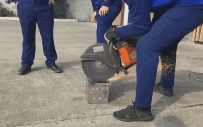 Phát hiện hộp sắt bí ẩn của chồng lúc dọn nhà, vợ choáng nặng khi thấy thứ bên trong