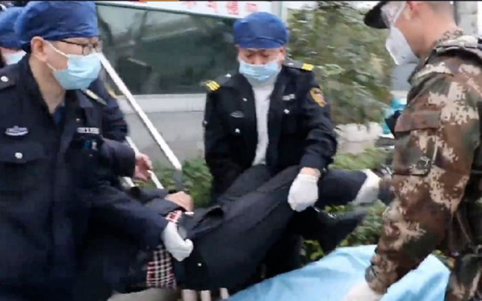 Con trai gần 30 tuổi chưa chịu lấy vợ, ông bố thất vọng đến mức uống thuốc trừ sâu tự tử